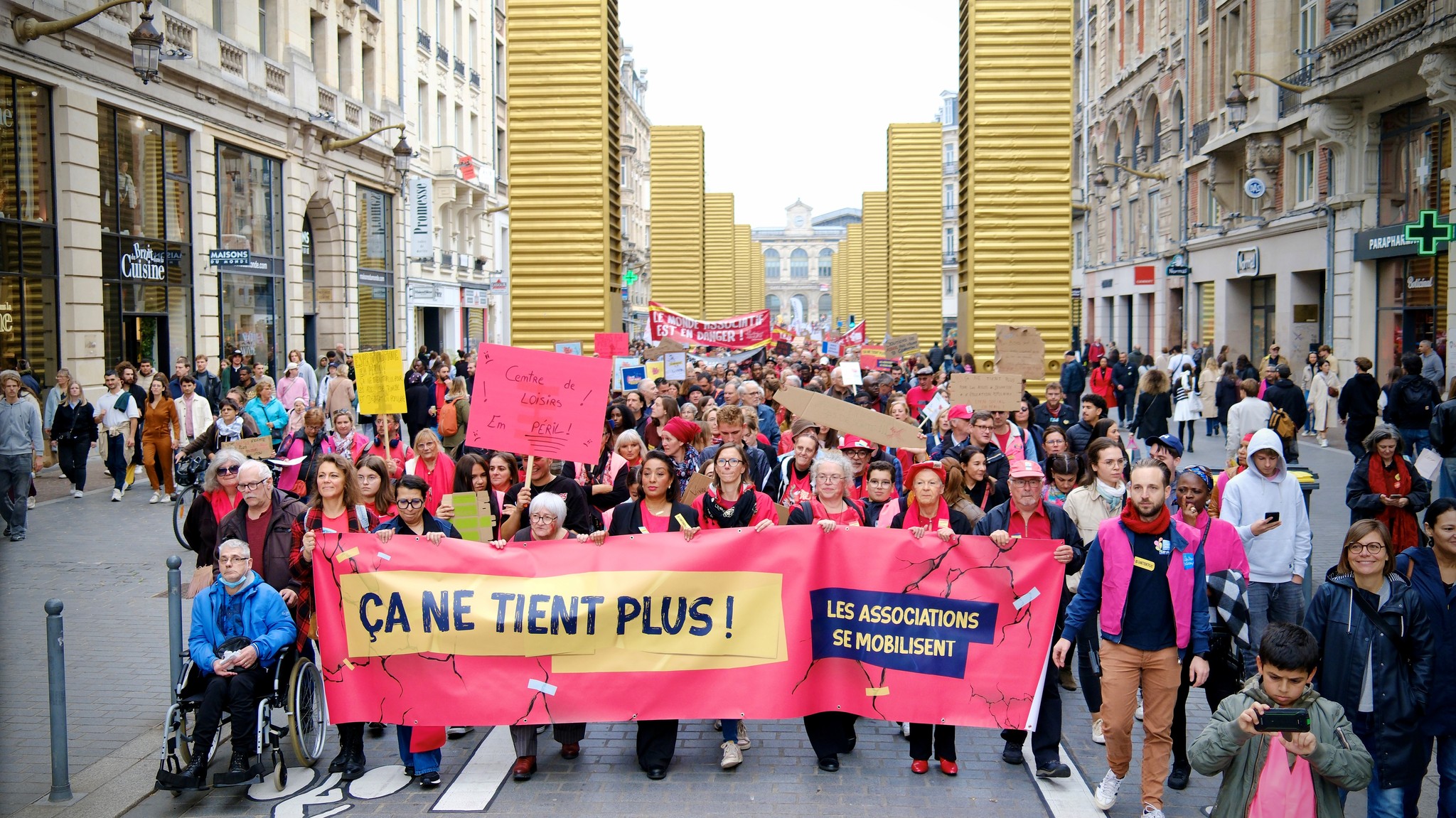 Un quart des associations de solidarité menacées de disparaître : l’enquête qui alerte tout un secteur
